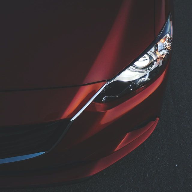 Detaljer av rød bil