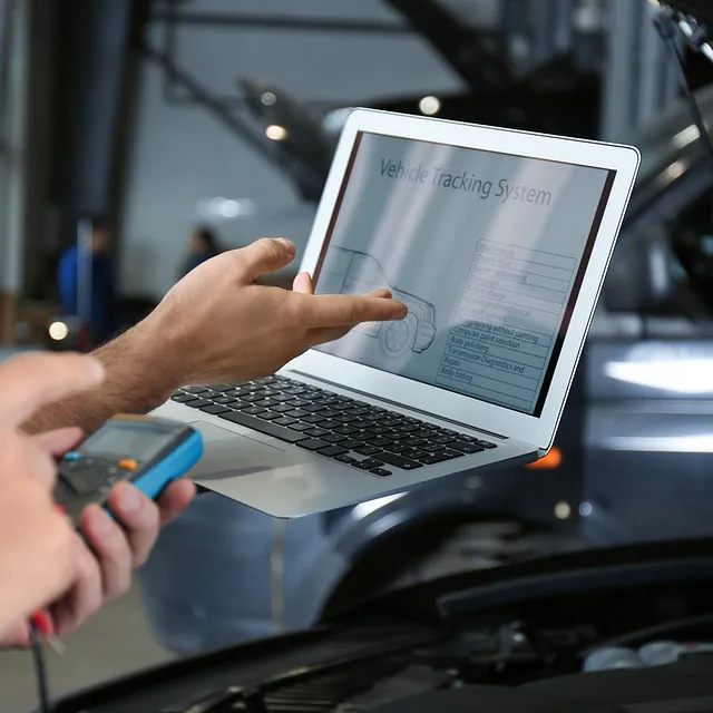 Mann feilsøker på bil